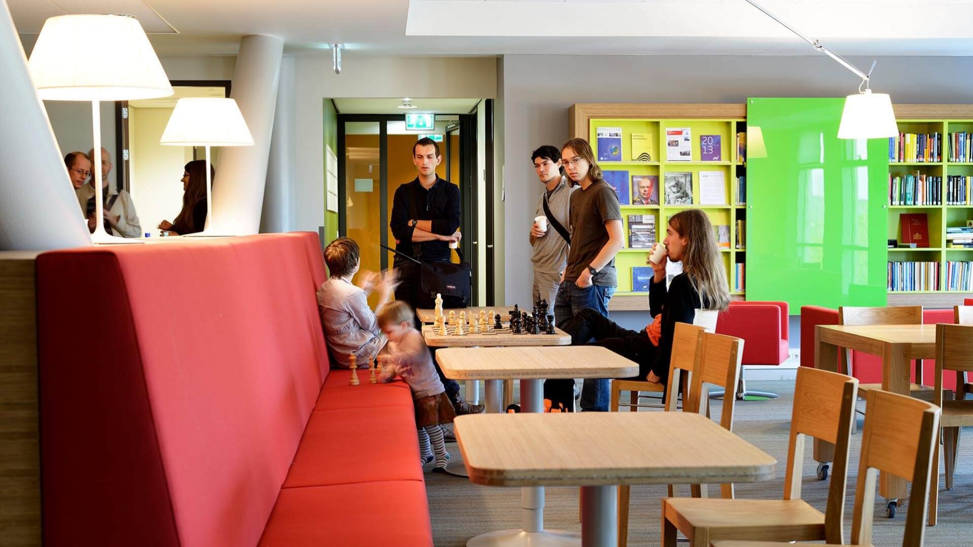 TU/e Eurandom, Technische Universiteit Eindhoven, studentenlounge, interieur universiteit, banken met tafels | Burobas