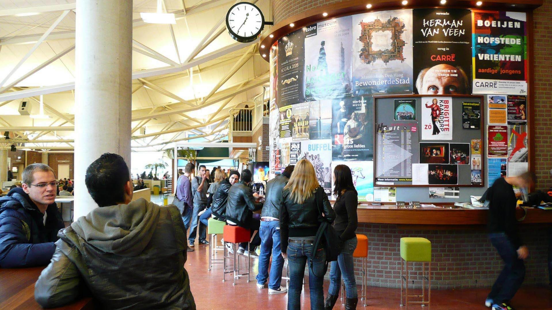 Hogeschool Zeeland, interieur hogeschool, interieur voor het onderwijs, ronde posterwand, stationsklok | Burobas