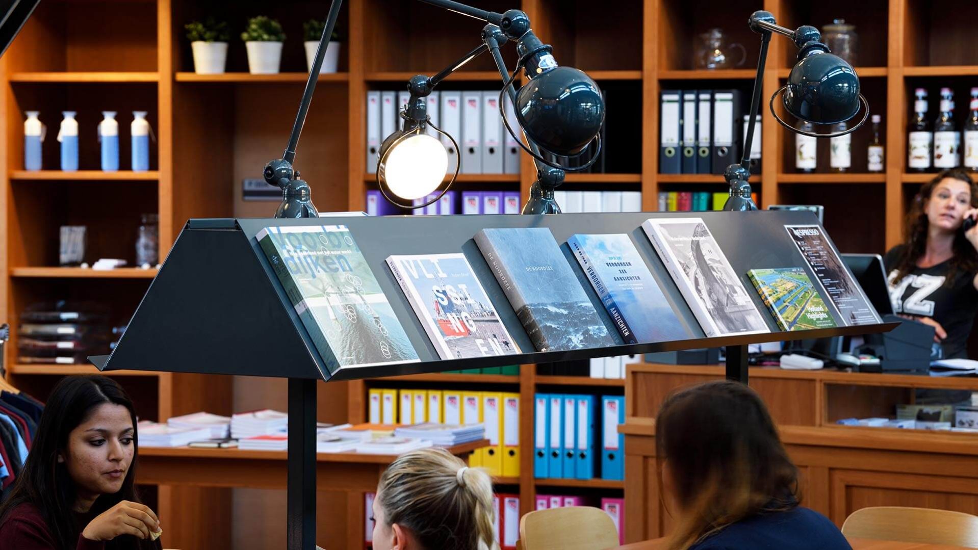 Hogeschool Zeeland, HZ shop, interieur koffieshop, leestafel, boekensteun op tafel | Burobas