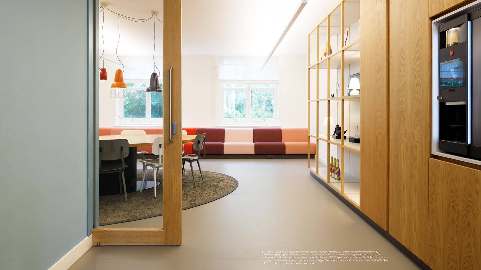 COC Nederland, interieurontwerp Amsterdam, interieurontwerper kantoor, het nieuwe werken, wandkast hout, open vakkenkast, schuifdeur hout | Burobas