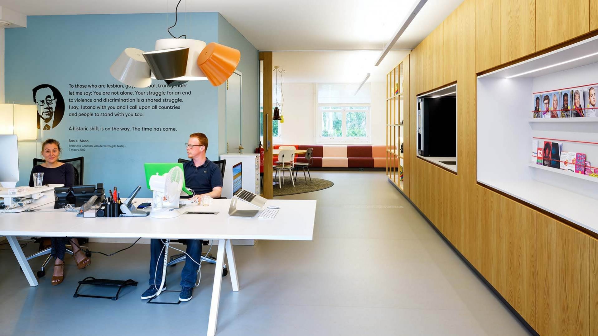 COC NedCOC Nederland, interieurontwerp Amsterdam, interieurontwerper kantoor, het nieuwe werken, wandkast hout | Burobaserland, interieurontwerp Amsterdam, tekst op de vloer | Burobas