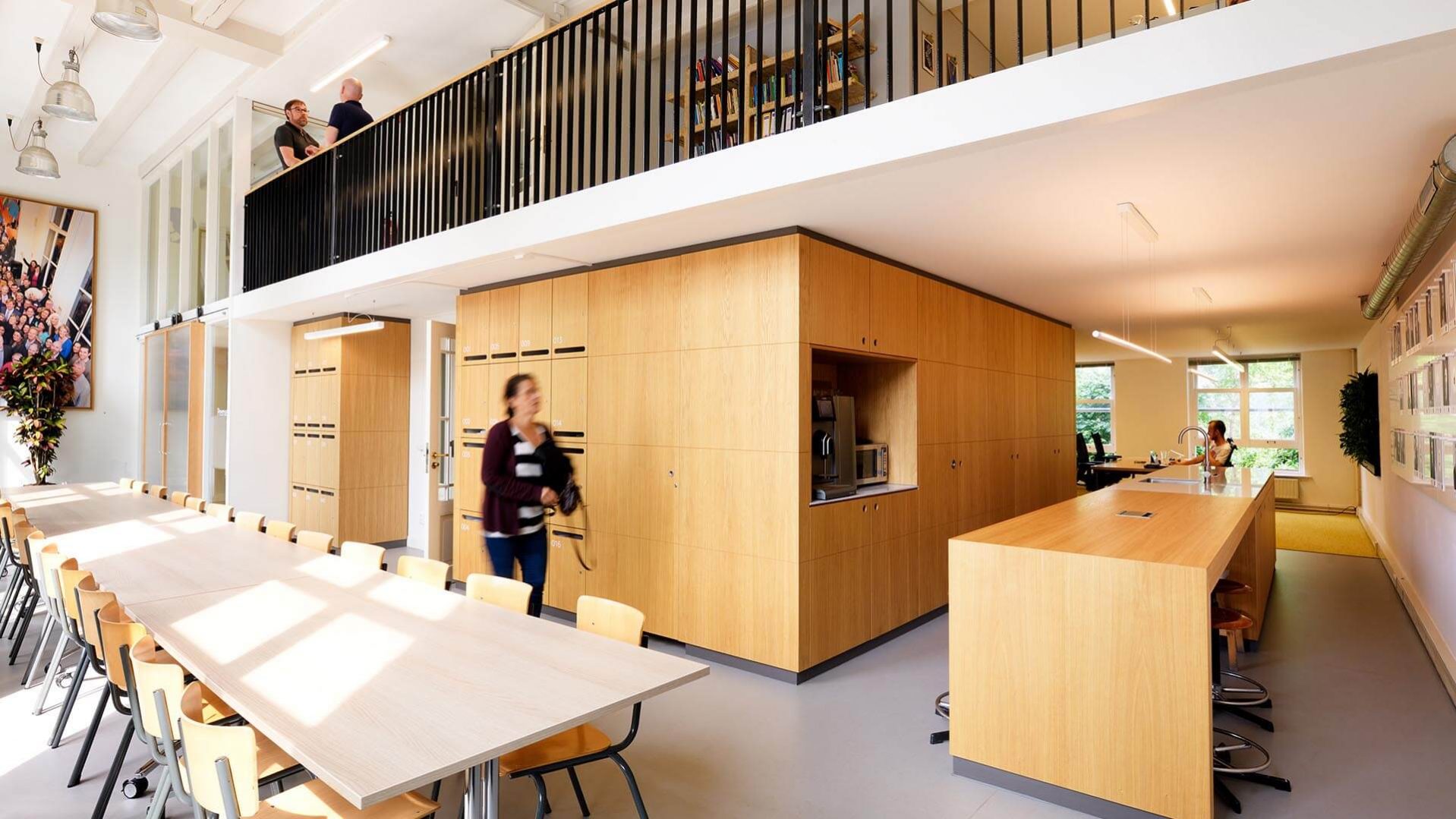 COC Nederland, interieurontwerp Amsterdam, keuken, wandkasten hout, kluisjes op kantoor, vide | Burobas