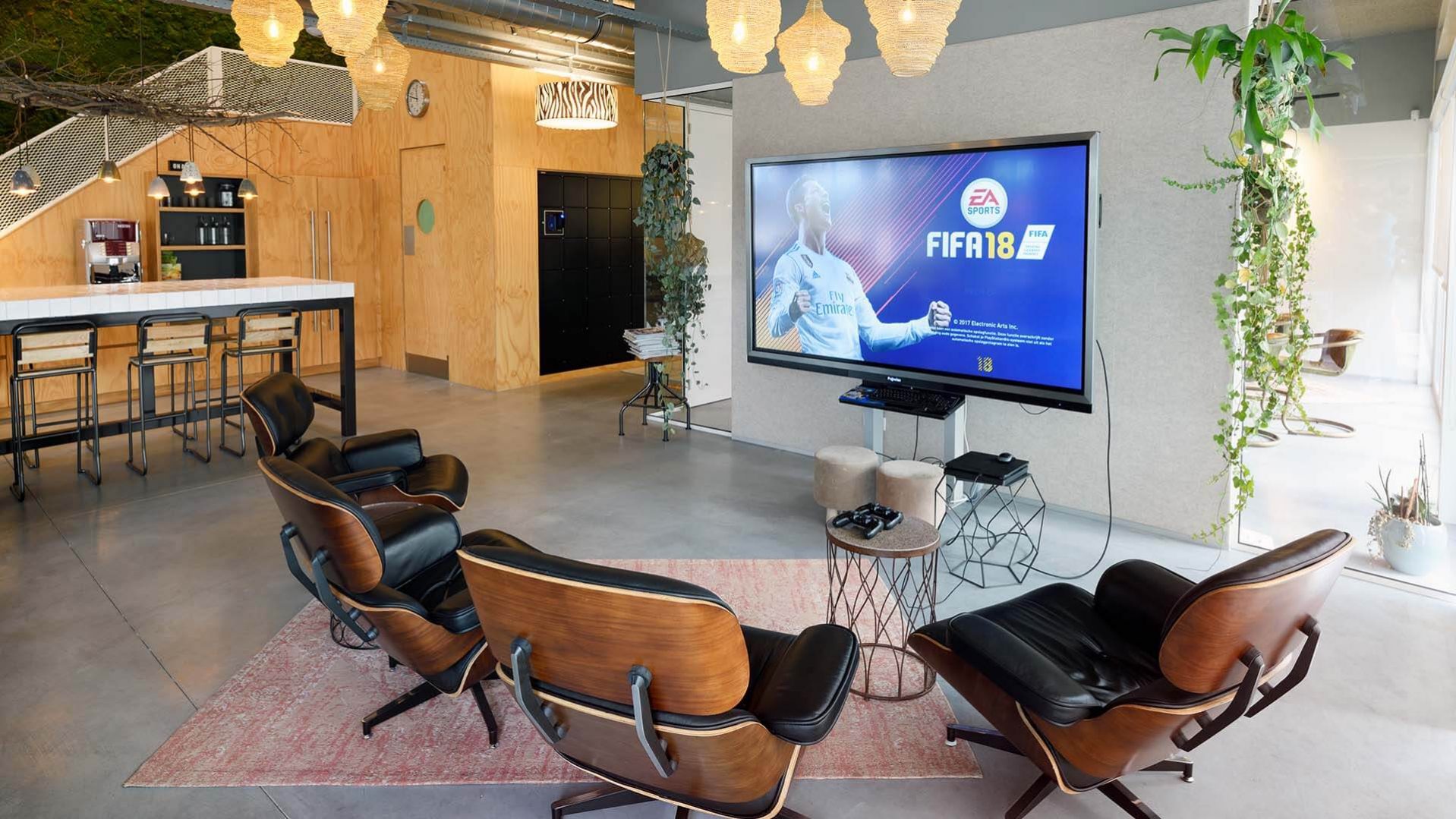 Lamp & Licht, kantoorontwerp, open kantoor, gamehoek, game hoek, eames lounge stoelen | Burobas