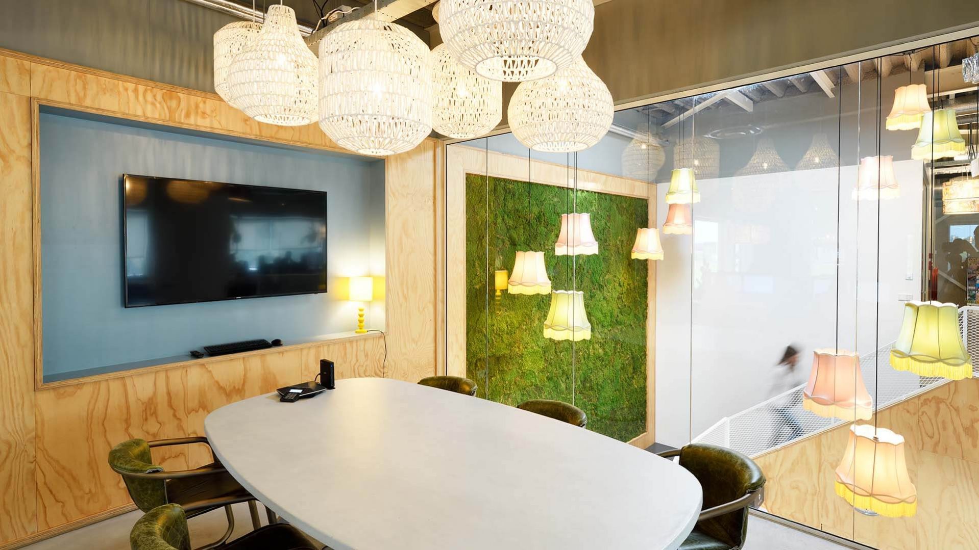 Lamp & Licht, kantoorontwerp, open kantoor, vergaderruimte met glas, groene wand, televisie op de wand, moswand, trappenhuis ontwerp | Burobas