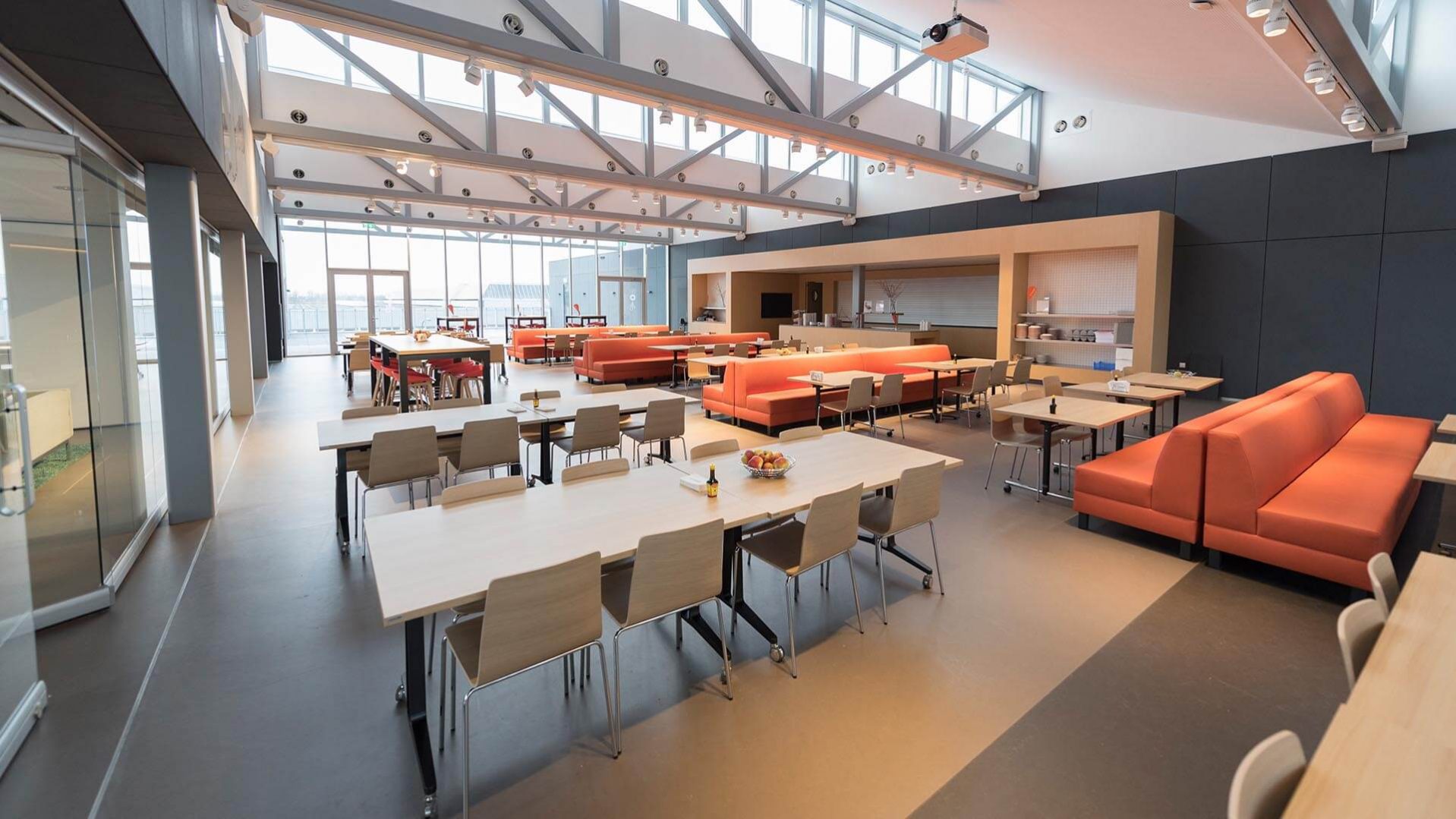 Holmatro, multifunctionele kantine, lunch-werk café, kantine ontwerp, kantine | Burobas