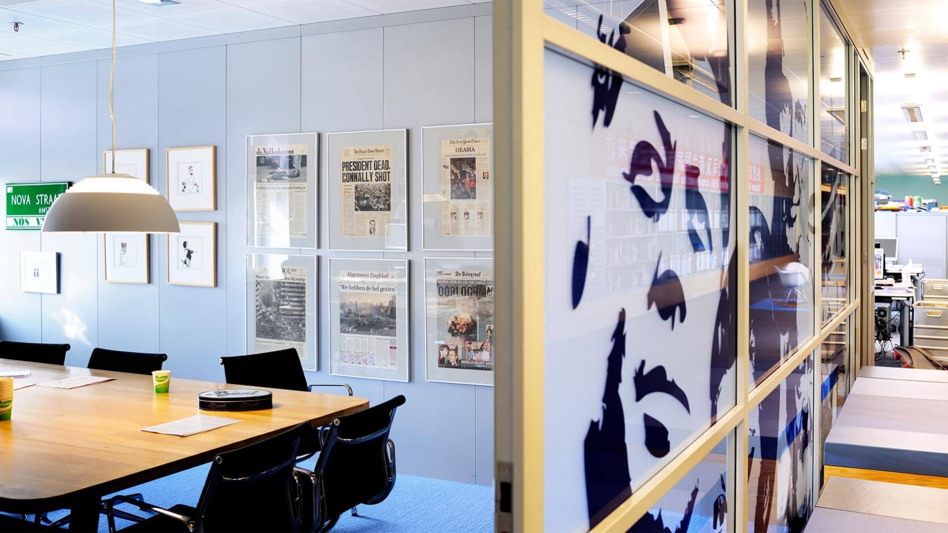 Nieuwsuur redactieruimte Hilversum, print op glas, vergaderkamer, overlegruimte, vergaderruimte | Burobas