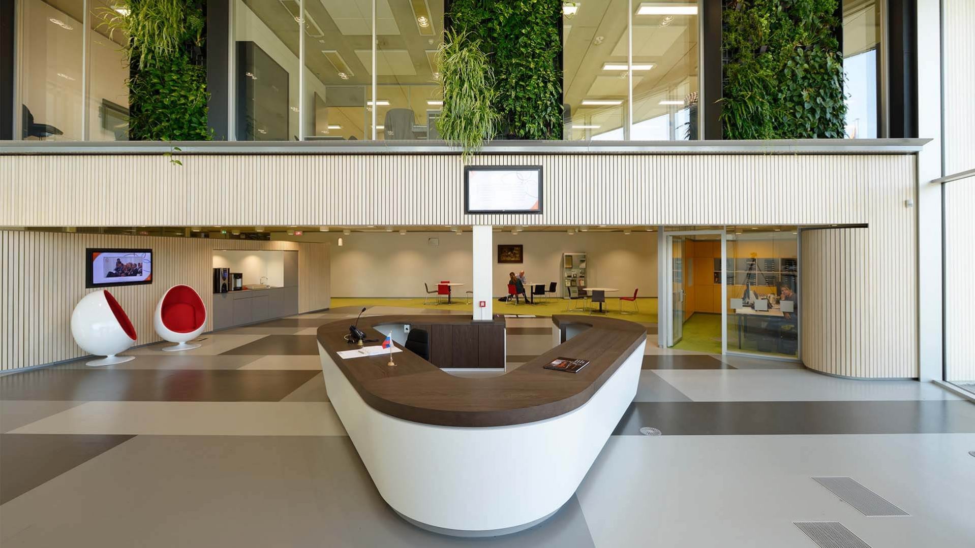 VencoCampus Eersel, duurzaam interieur, groene wand, groenwand interieur, receptiebalie, ontwerp receptiebalie | Burobas