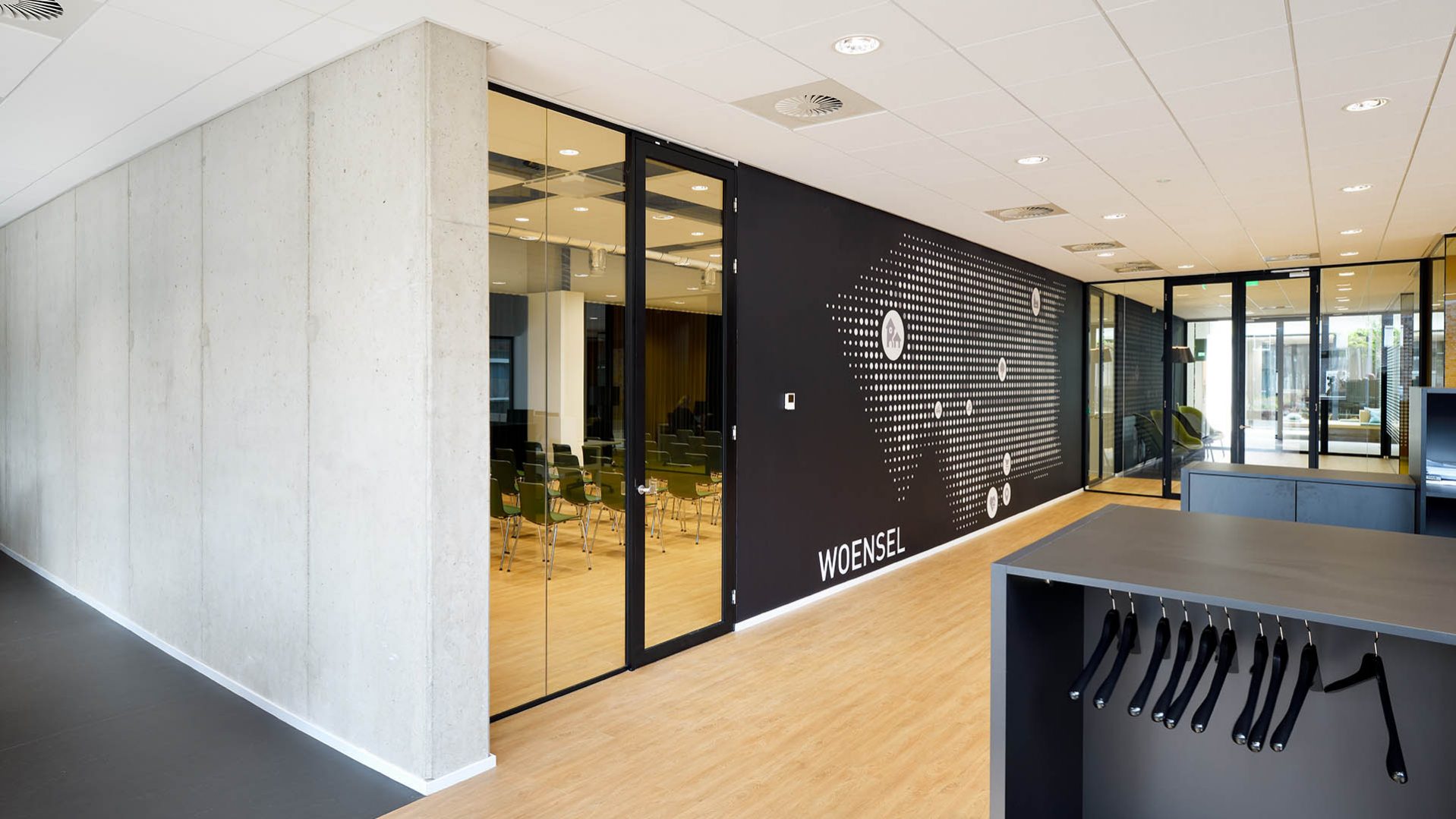 Wooninc., De Grijze Generaal, industrieel kantoorontwerp, WIJeindhoven, moswand, groene wand, lunchruimte, ontvangstruimte, kantoorontwerp | Burobas