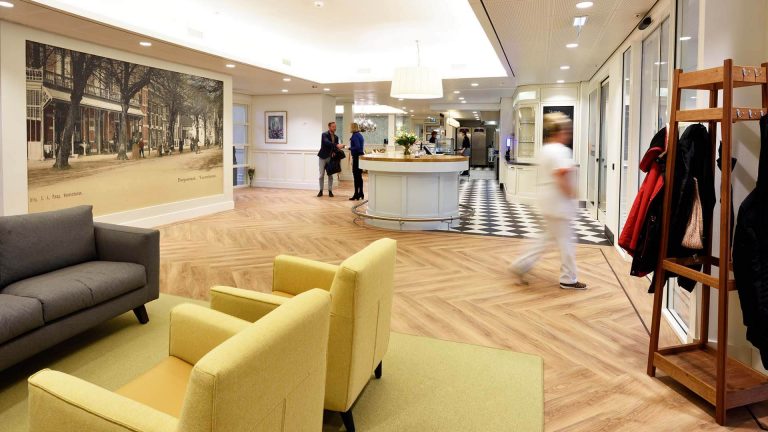 Florence Adegeest Voorschoten, dementievriendelijk gebouw, dementievriendelijke inrichting, interieurarchitect, entree, gastvrouwpunt, gastvrouw | Burobas