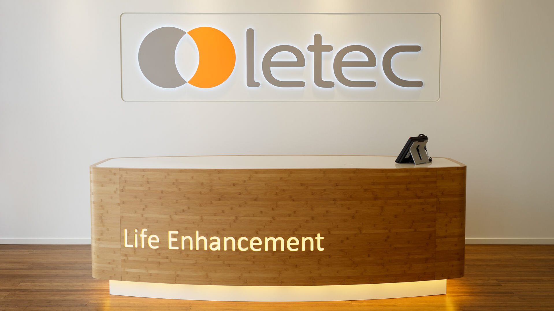 Letec, ziekenhuis inrichting, receptiebalie, balie | Burobas