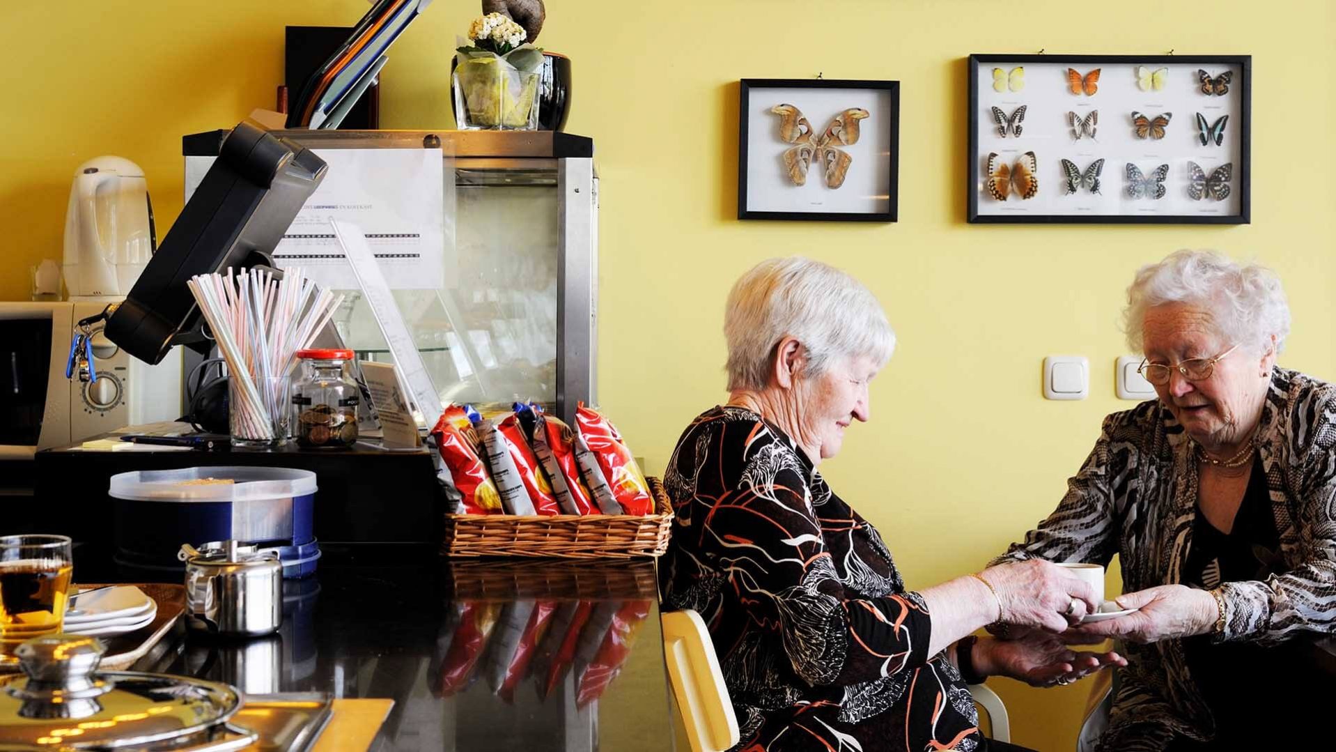 Norbertushof Gennep, tuinfeest, cafe zorgcentrum, ouderen samen aan tafel | Burobas