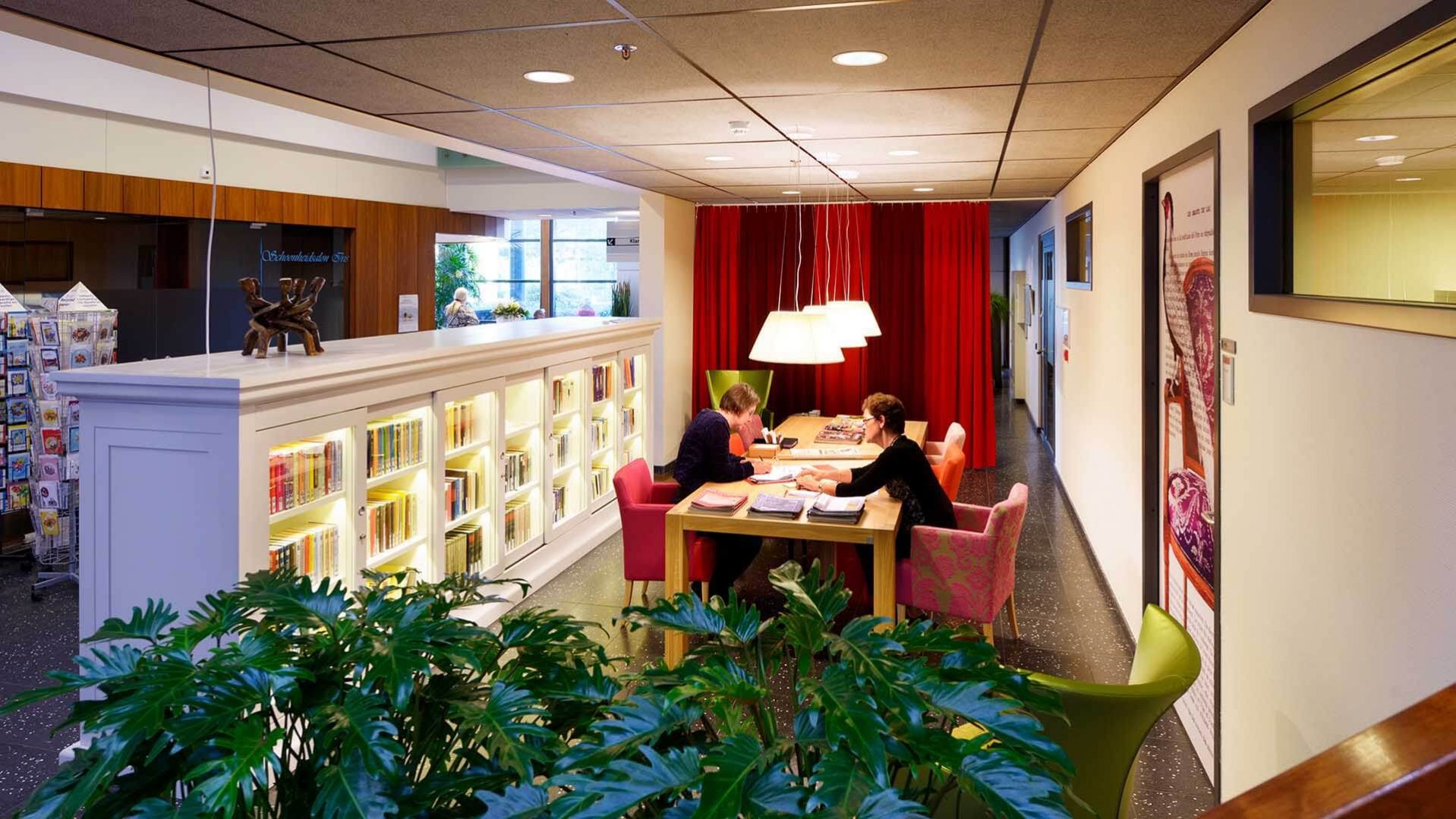 Vitalis Wissehaege, bibliotheekkast, leeshoek | Burobas