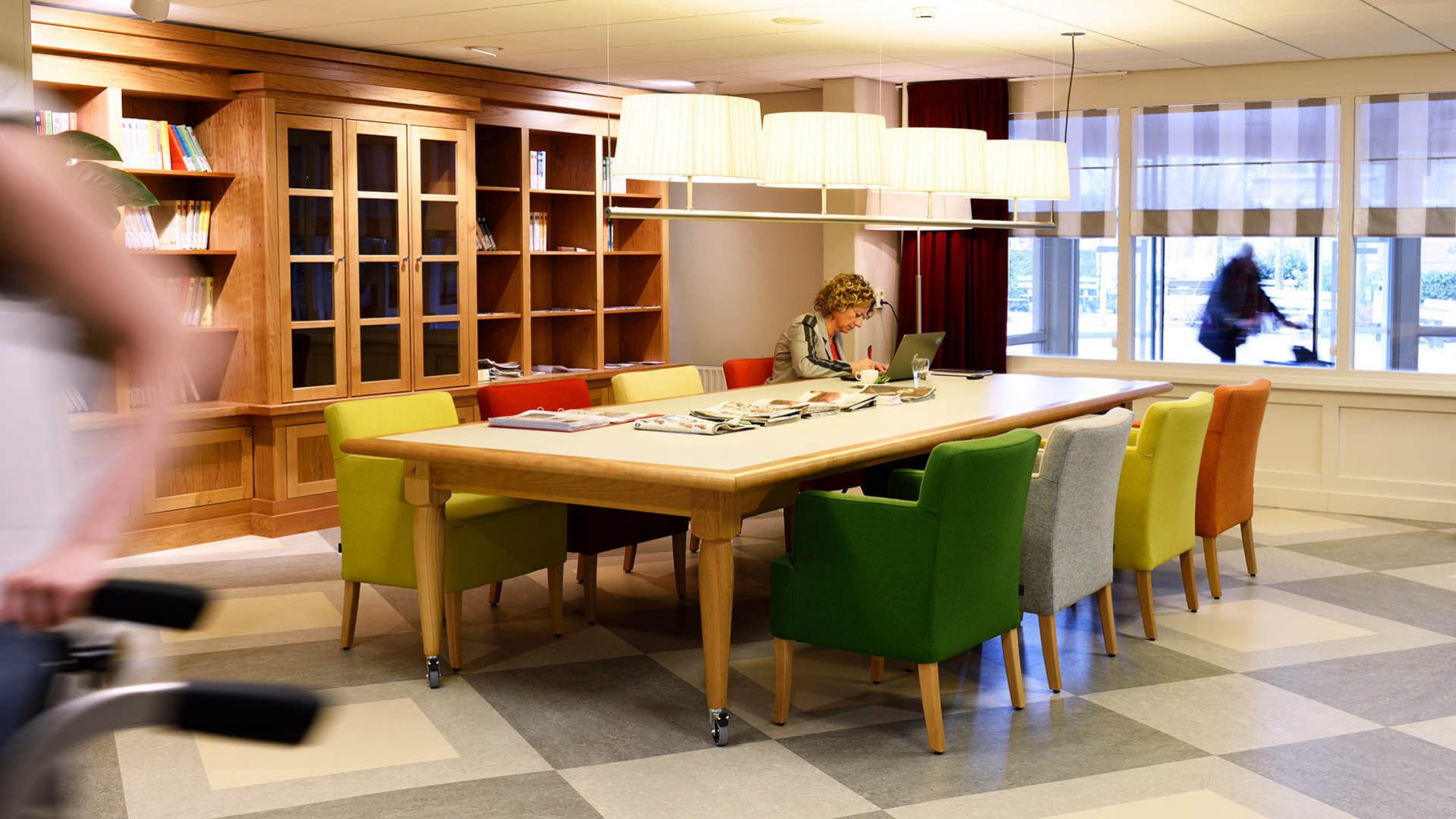 Vitalis Vonderhof, kleurrijk interieur, leestafel, interieur met gekleurde stoelen | Burobas