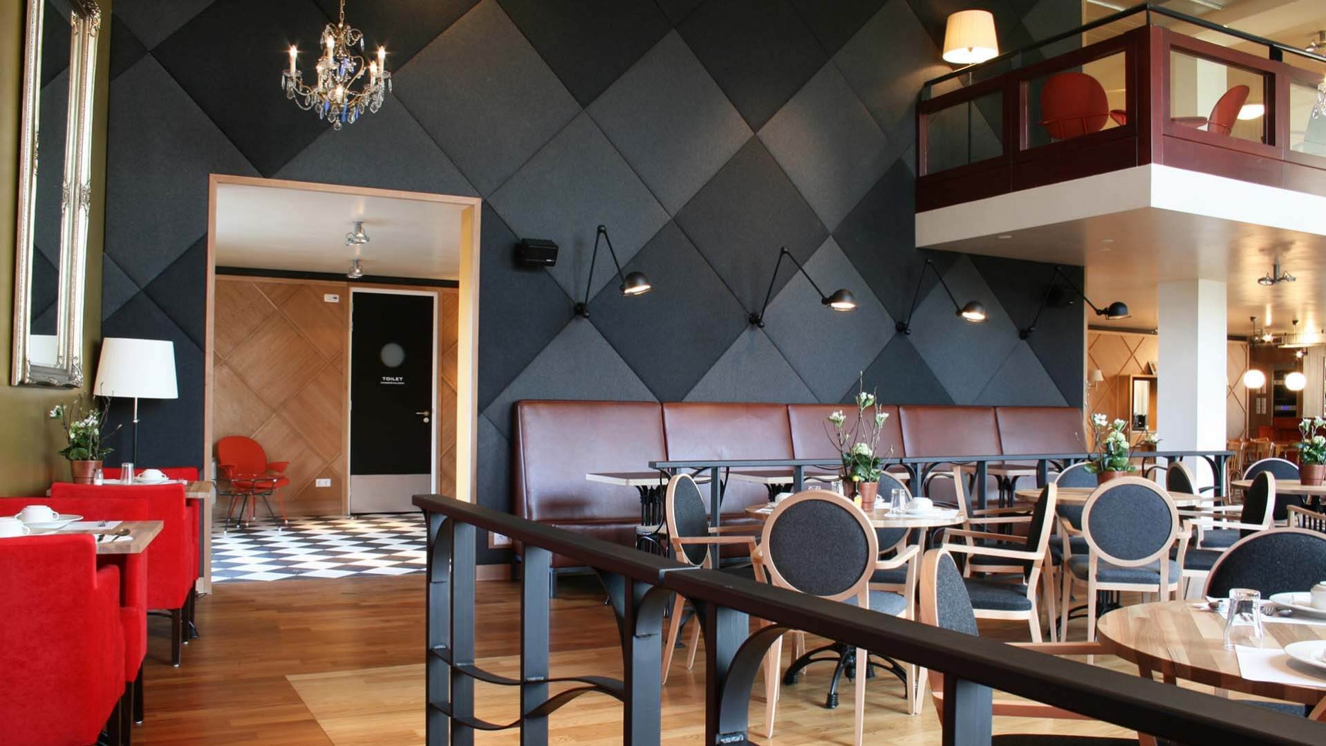 Wooninc. Kastanjehof, ontwerp grand cafe, geblokte tegelvloer, gestoffeerde wand | Burobas