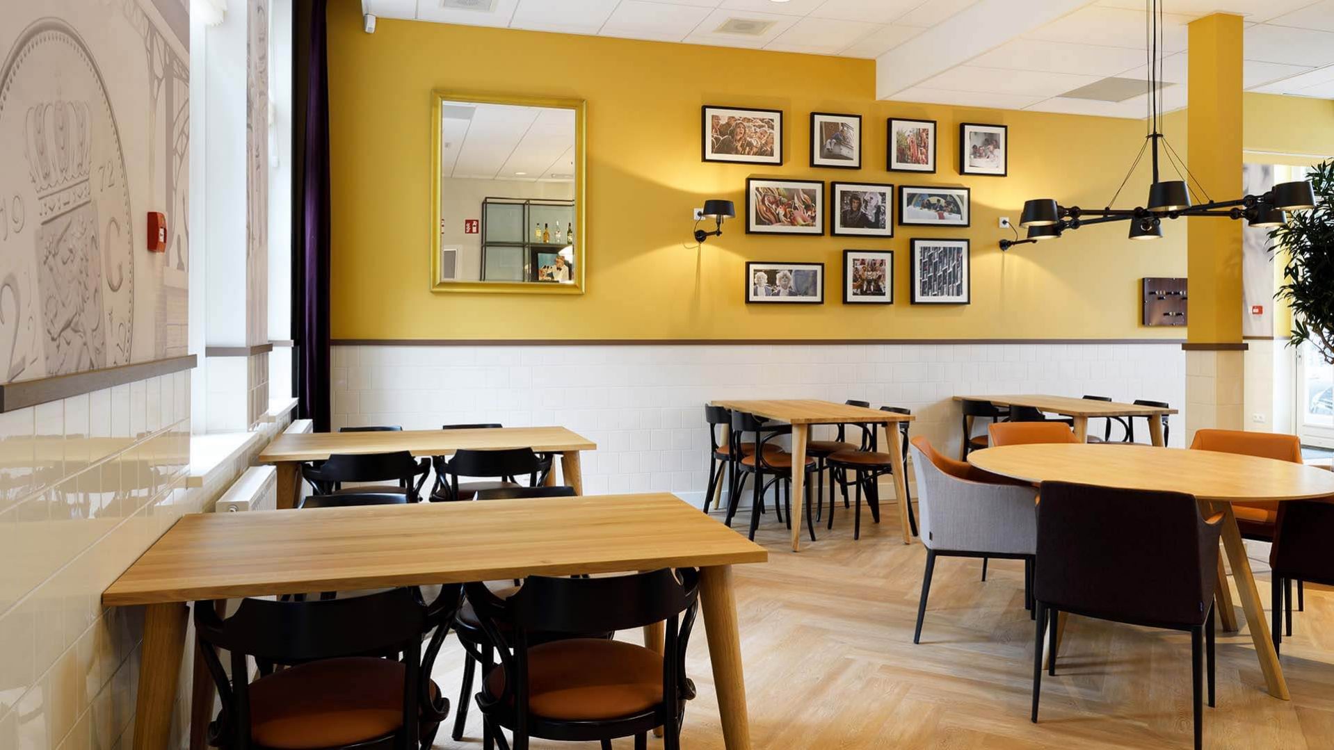 Wooninc. D'n Toversnest, grand cafe, interieur kapel, tegel lambrisering, ontwerp ontmoetingsruimte | Burobas