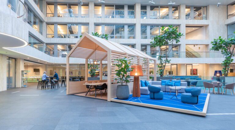 Aegon Den Haag, hubs, kantoorontwerp, interieur kantoor, hybride werken, ontvangstgebied, ontmoeten, samenwerken, informeel overleg | Burobas