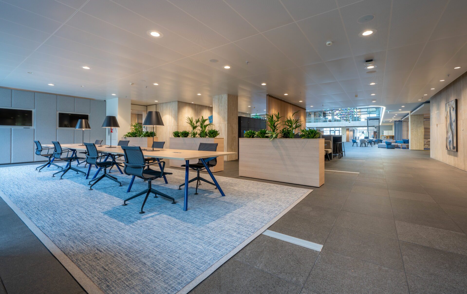 Aegon Den Haag, hubs, kantoorontwerp, interieur kantoor, hybride werken, ontmoetingsplek, werkplekken, arbo-conform, karpet, informeel overleg | Burobas