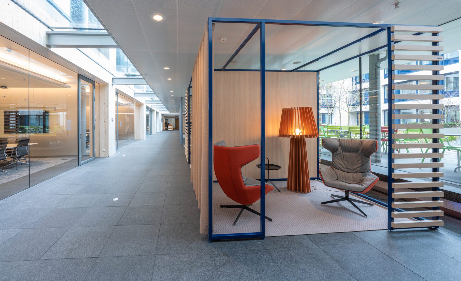 Aegon Den Haag, hubs, kantoorontwerp, interieur kantoor, hybride werken, ontmoetingsplek, huiselijkheid, informele zitjes, informeel overleg | Burobas