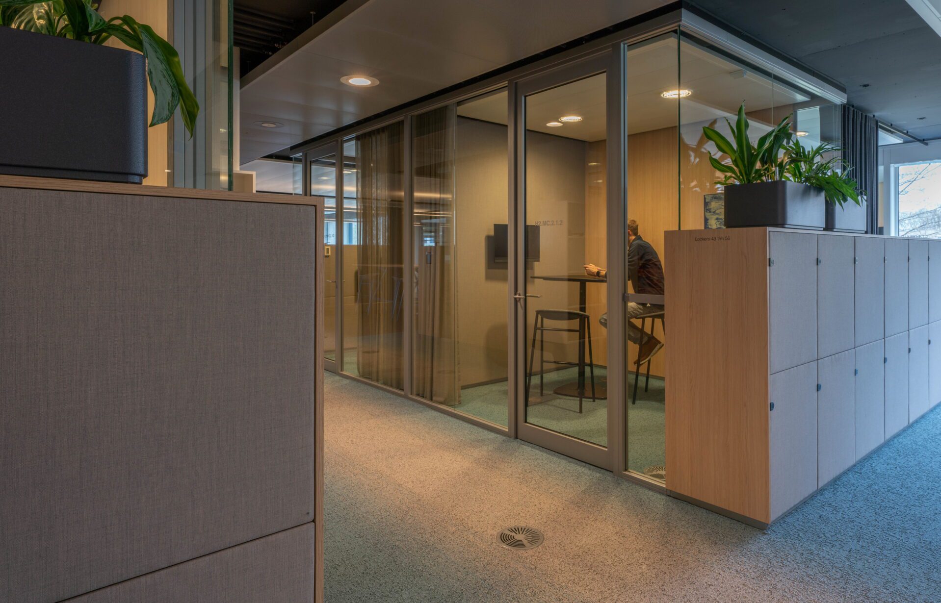Aegon Den Haag, hubs, kantoorontwerp, interieur kantoor, hybride werken, ontmoetingsplek, vergaderplek, concentratie werkplek | Burobas